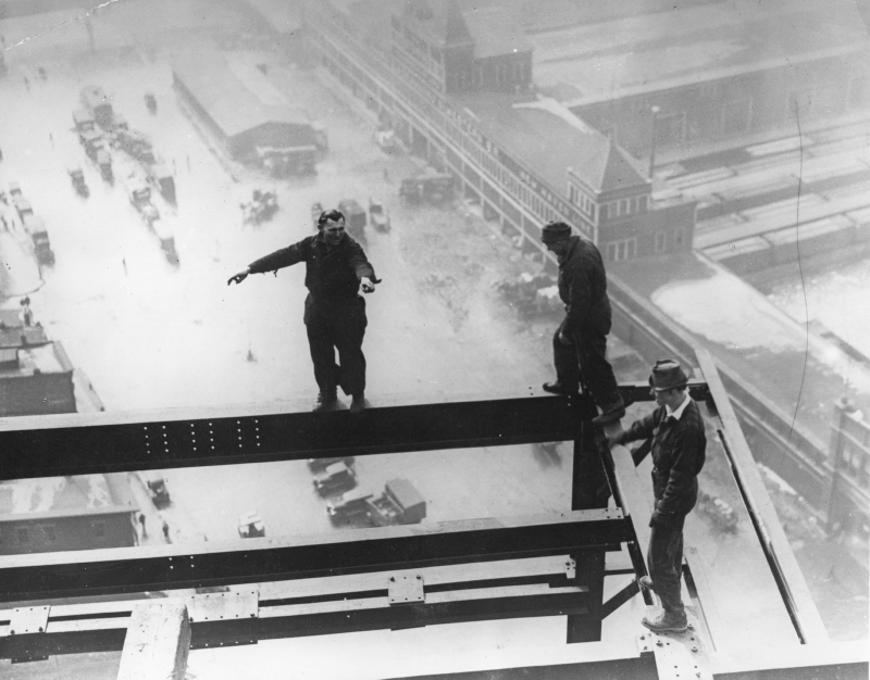 Illustration for article titled Death-Defying Photos Of Skyscraper Construction Workers Goofing Around
